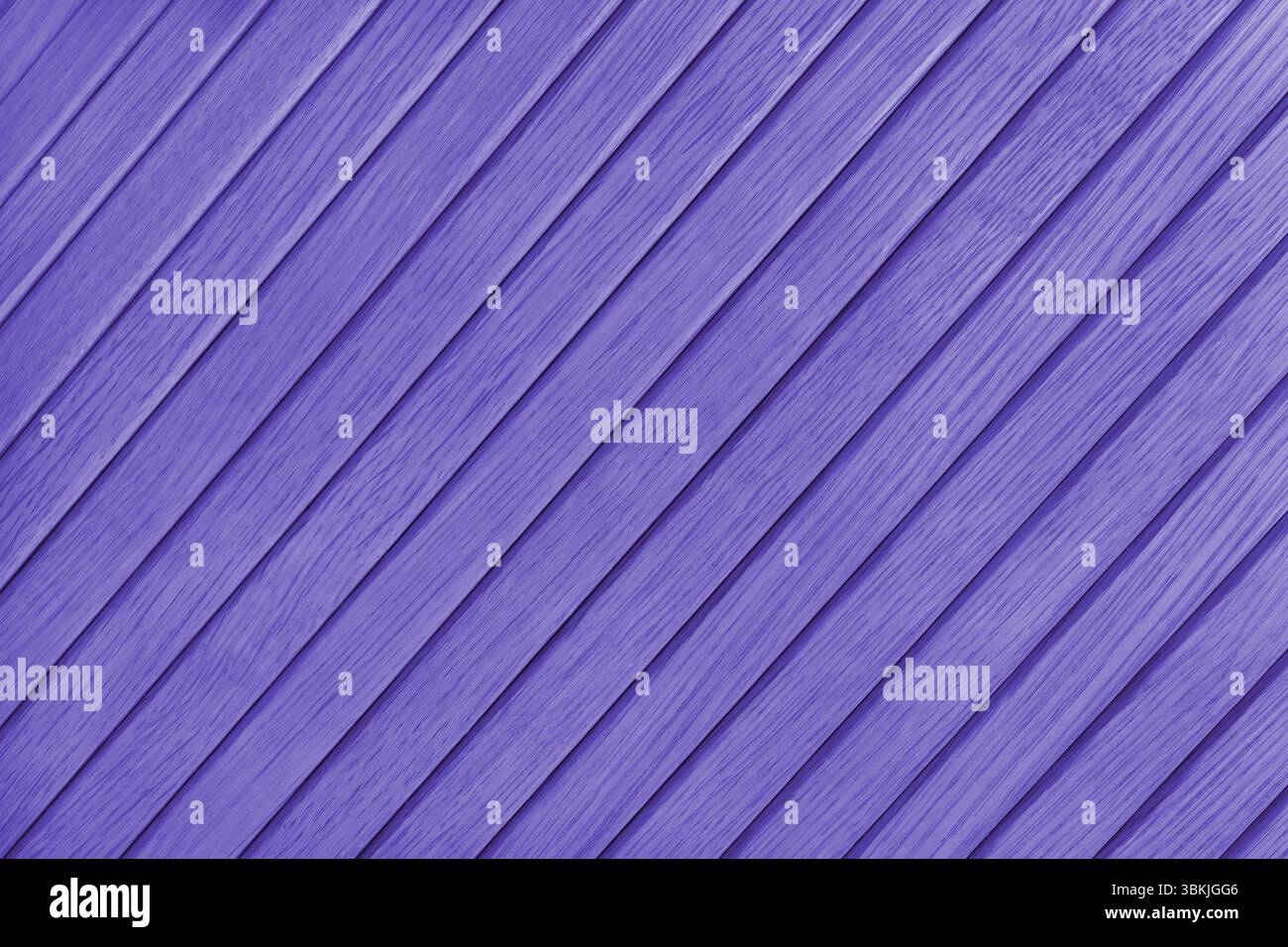 Planche diagonale en bois, texture de surface de bambou, fond de mur de planche. Panneaux en bois peints de couleur violette, papier peint, toile de fond, élément de design. Banque D'Images