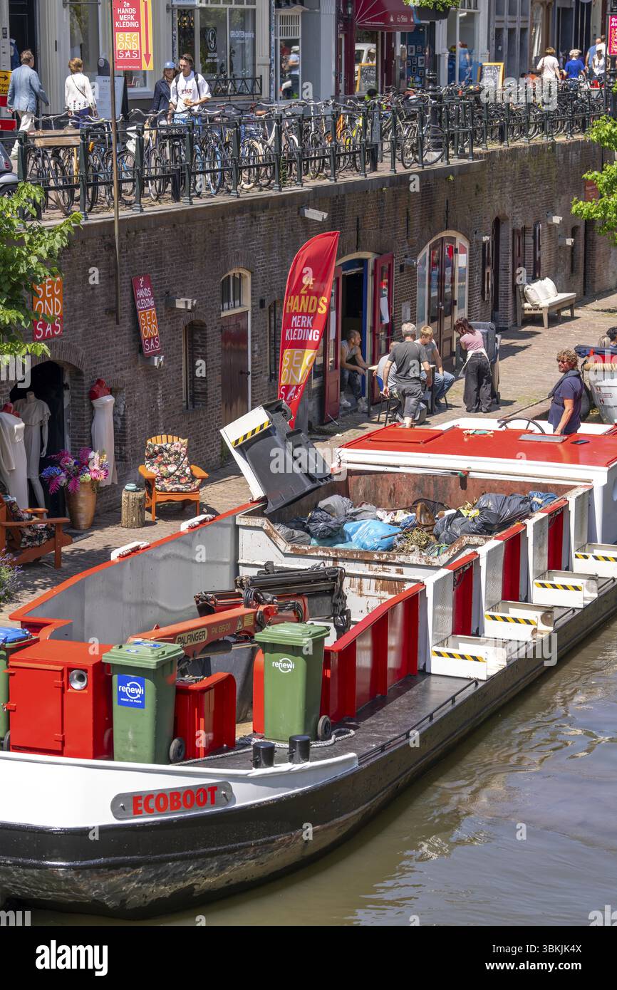 Le centre historique d'Utrecht, Oudegracht, environ 2 km de long avec de nombreuses maisons anciennes, la collecte des ordures vient en bateau, directement sur le canal, beaucoup b Banque D'Images