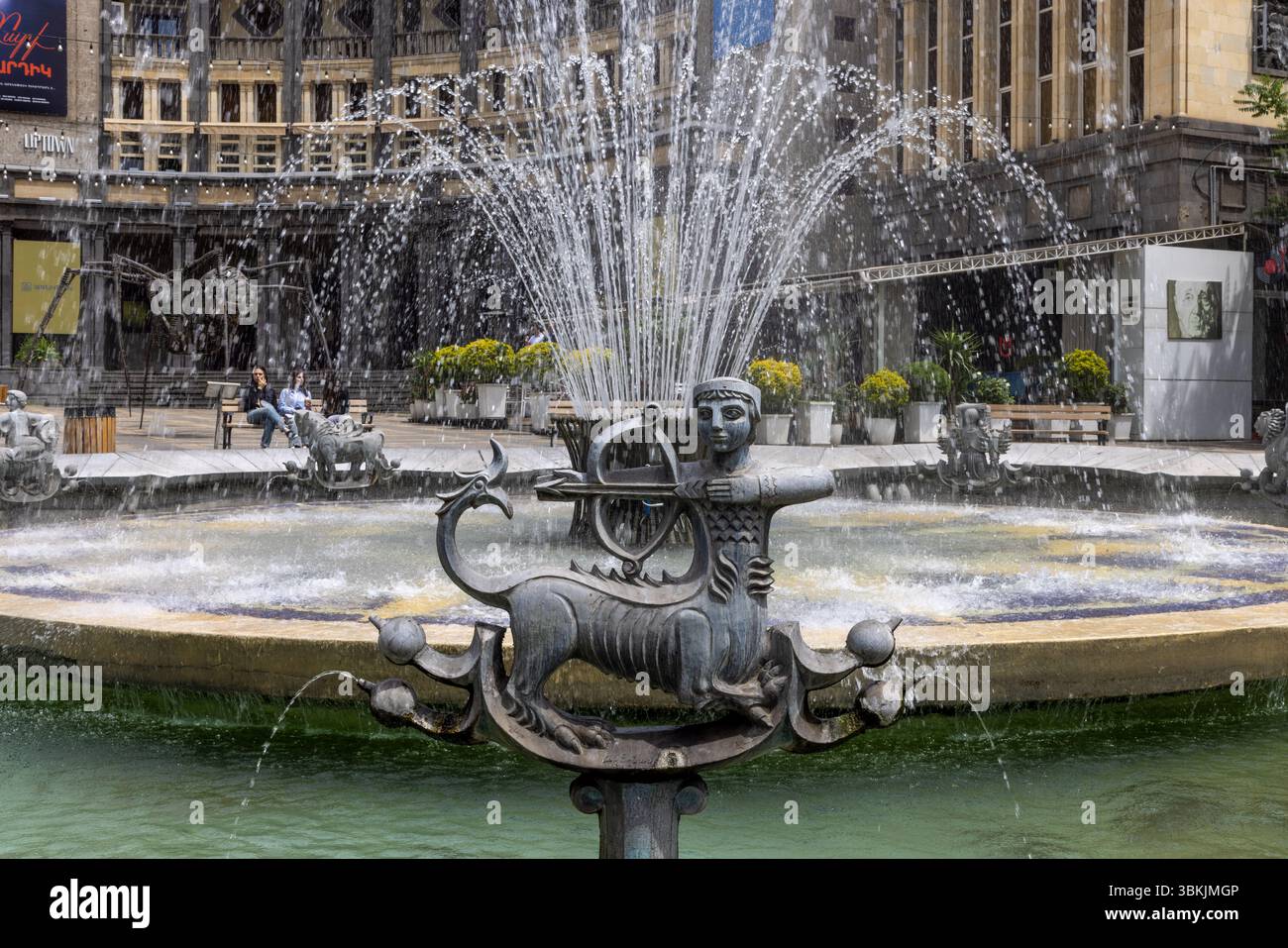 La fontaine du Zodiaque signe sur la place Charles Aznavour à Erevan, une pièce d'eau astrologique entourée d'une grande architecture de l'ère soviétique. Banque D'Images