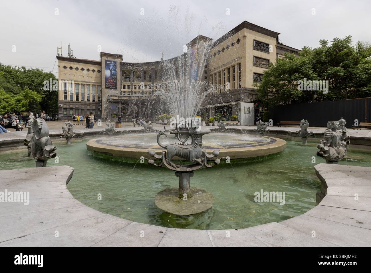 La fontaine du Zodiaque signe sur la place Charles Aznavour à Erevan, une pièce d'eau astrologique entourée d'une grande architecture de l'ère soviétique. Banque D'Images