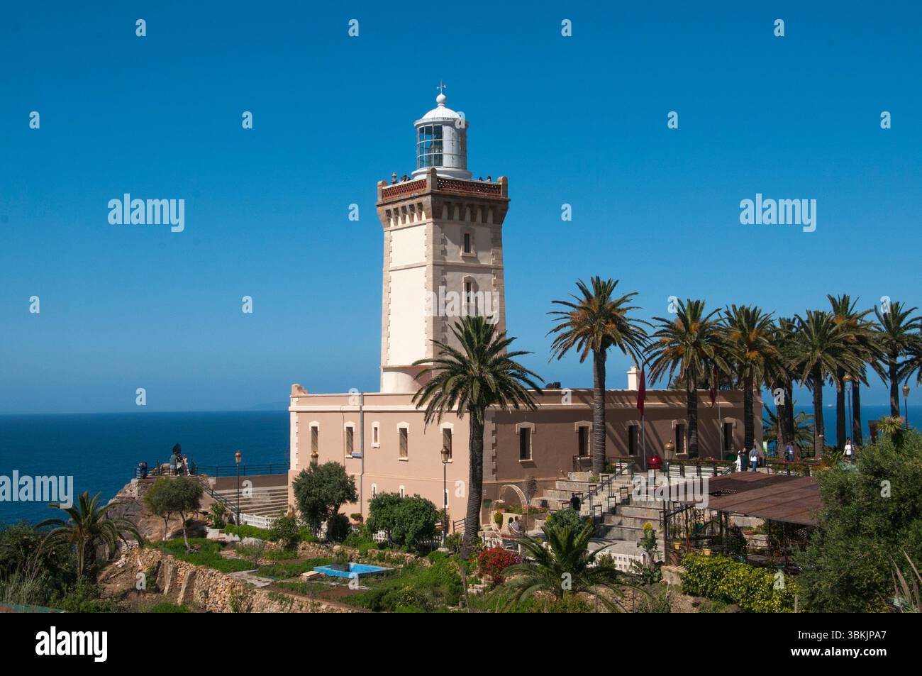 Phare historique au Cap Spartel, où l'Atlantique rencontre la Méditerranée. Tanger, Maroc Banque D'Images