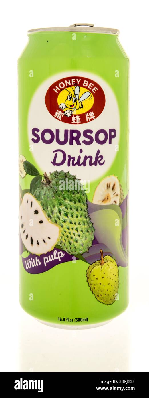 Winneconne, WI - 15 juin 2025 : une canette de boisson au soursop Honey Bee sur un fond isolé. Banque D'Images