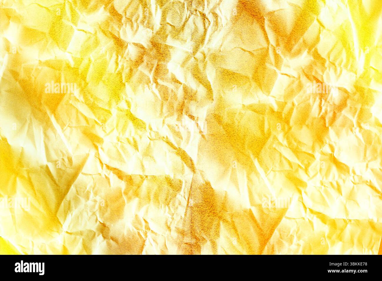 Le papier froissé est montré dans un design plat avec un fond transparent, un dégradé jaune, des taches Banque D'Images