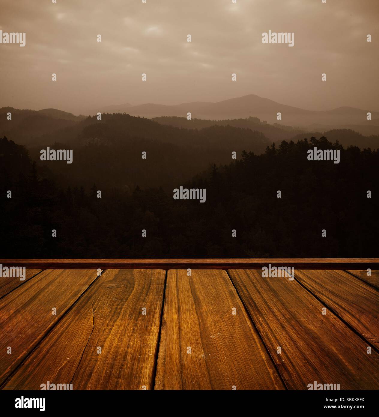 Plancher en bois contre les montagnes Banque D'Images