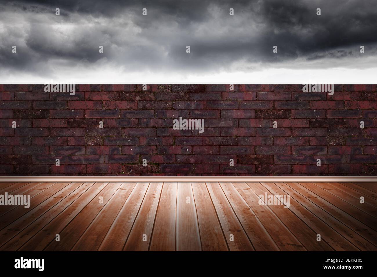 Mur de briques altérées s'élevant de planches en bois sous un nuage orageux, conception plate Banque D'Images