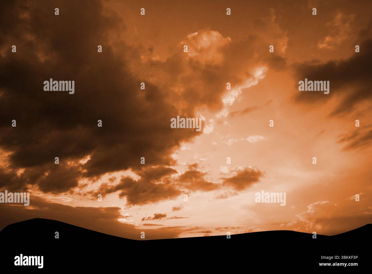 L'illustration de conception plate montre des dunes de sable silhouettées sous des formations de nuages oranges spectaculaires Banque D'Images L'illustration de conception plate montre des dunes de sable silhouettées sous des formations de nuages oranges spectaculaires Banque D'Images