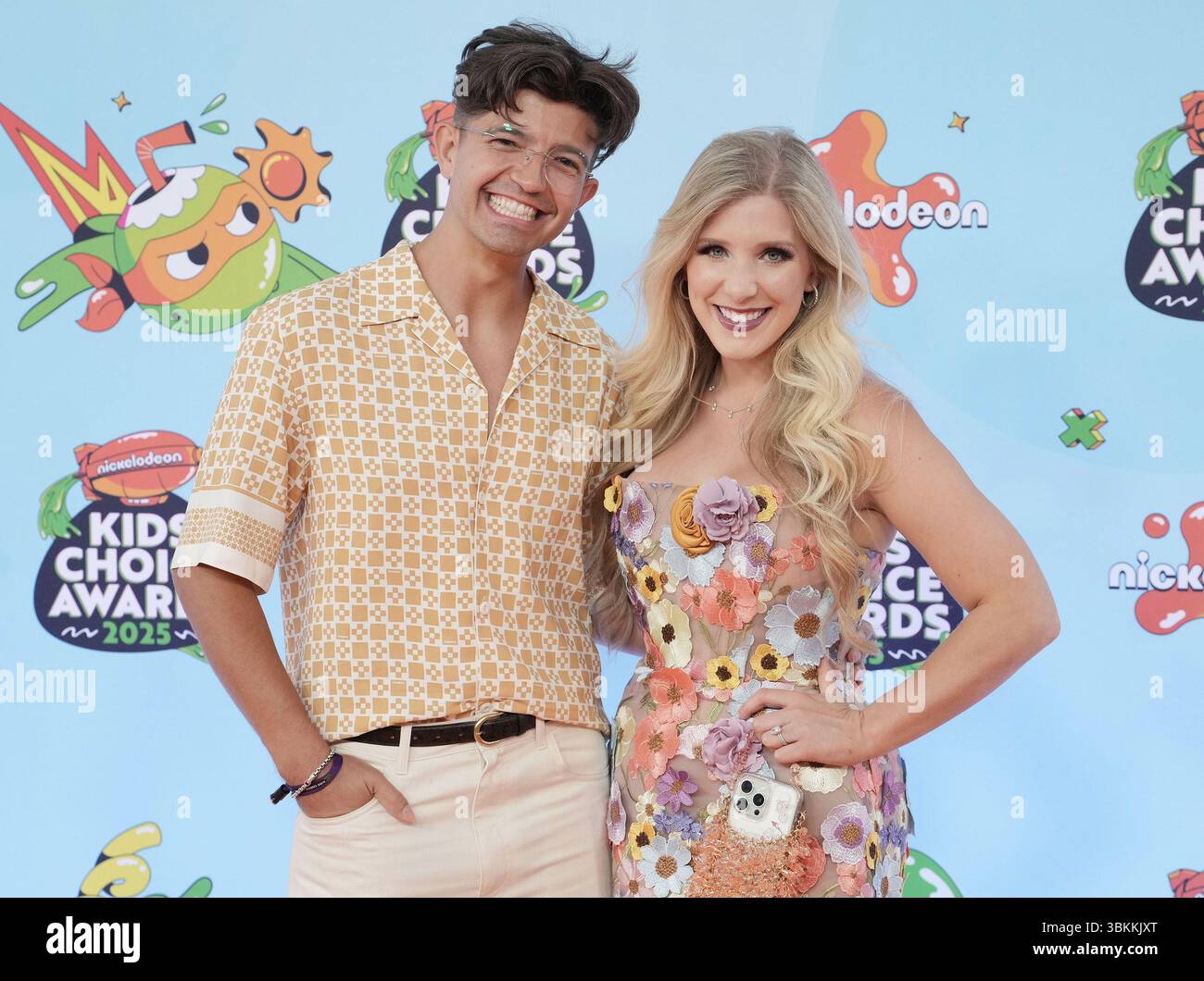 Los Angeles, États-Unis. 21 juin 2025. (G-d) PrestonPlayz et Brianna Arsement arrivent aux Nickelodeon Kids' Choice Awards 2025 qui se tiennent au Santa Monica Barker Hangar à Santa Monica, CA le samedi, ?juin 21, 2025. (Photo de Sthanlee B. Mirador/Sipa USA) crédit : Sipa USA/Alamy Live News Banque D'Images