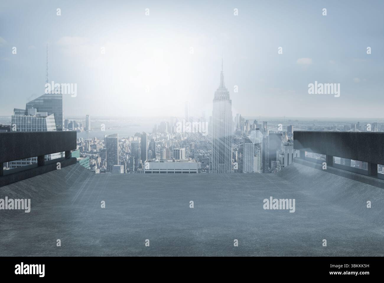 Terrasse en béton sur le toit avec murs et garde-corps surplombe l'Empire State Building sous le ciel bleu Banque D'Images