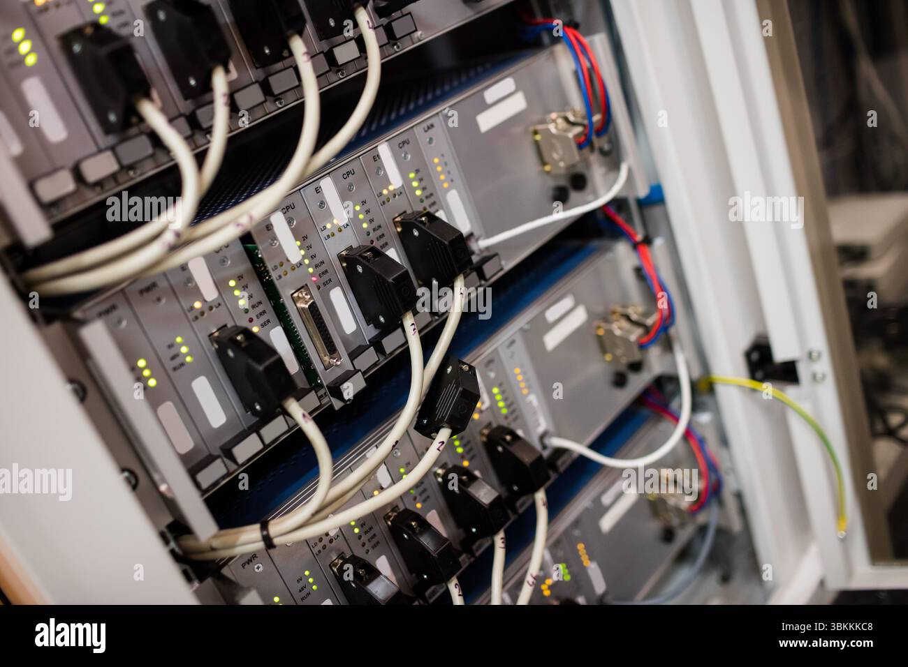 Présentation d'une armoire de conception plate avec des modules montés en boucle des câbles de données éclairés par LED clips de câble Banque D'Images