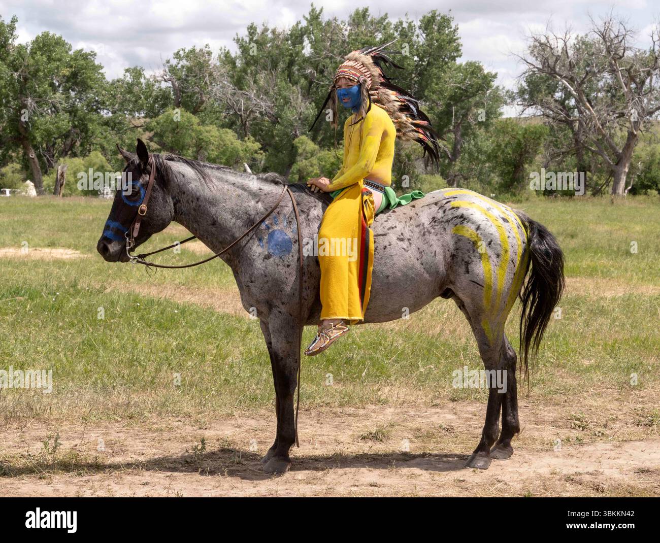 Crow Agency, Montana, États-Unis. 21 juin 2025, Crow Agency, Montana, États-Unis : la reconstitution annuelle de la bataille de Little Bighorn, parfois connue sous le nom de Custer's Last Stand ou la bataille de l'herbe grasse. Il s'agit d'une bataille majeure livrée le 25 juin 1876 entre les tribus autochtones Lakota, Cheyenne et Arapaho contre l'armée des États-Unis. Ces tribus se battaient pour préserver leur vie traditionnelle en tant que chasseurs de buffles nomades. Crédit : ZUMA Press, Inc/Alamy Live News Banque D'Images