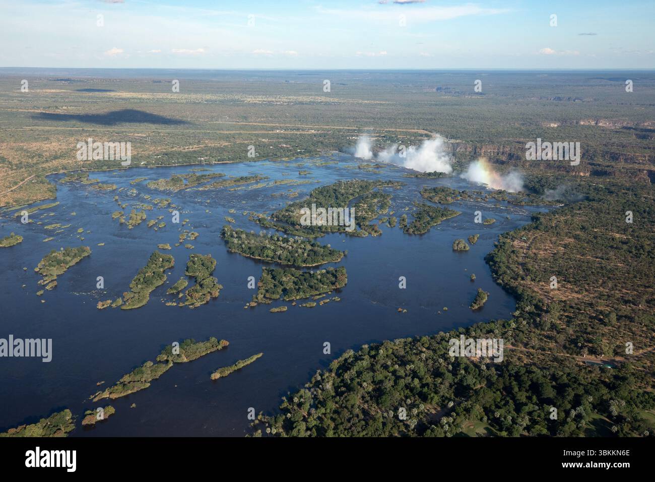 Une perspective aérienne du fleuve Zambèze et des chutes Victoria en cascade à Flood, Zimbabwe. Banque D'Images