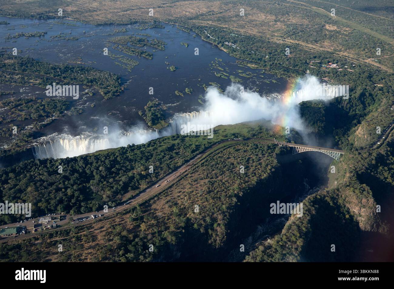 Une perspective aérienne du fleuve Zambèze et des chutes Victoria en cascade à Flood, Zimbabwe. Banque D'Images