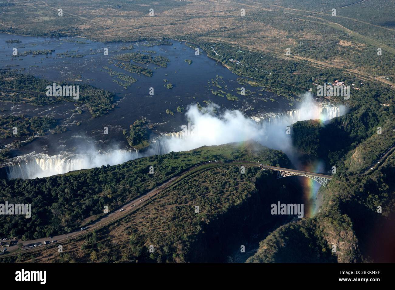 Une perspective aérienne du fleuve Zambèze et des chutes Victoria en cascade à Flood, Zimbabwe. Banque D'Images