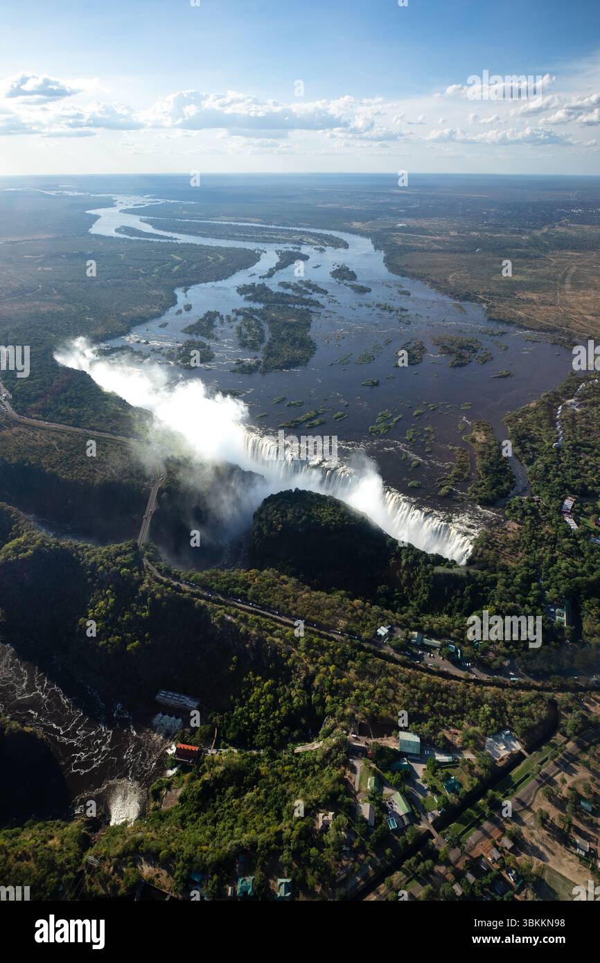 Une perspective aérienne du fleuve Zambèze et des chutes Victoria en cascade à Flood, Zimbabwe. Banque D'Images