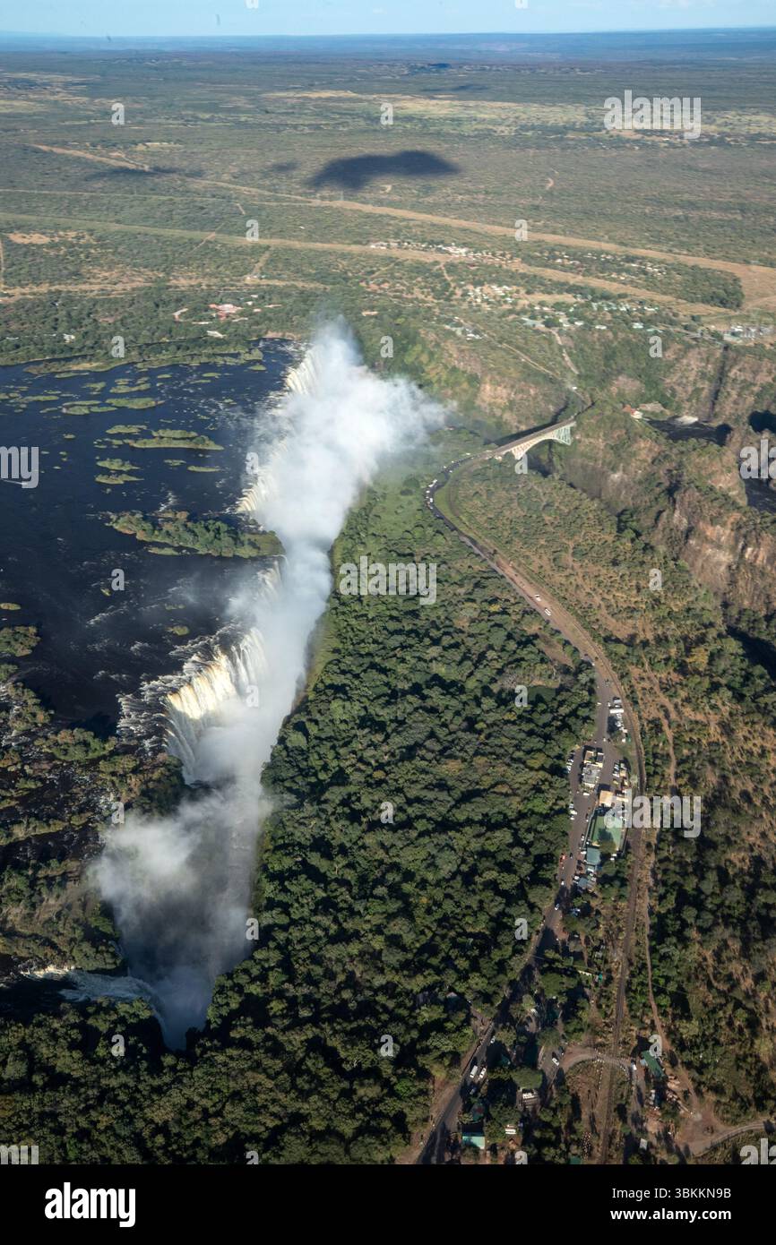 Une perspective aérienne du fleuve Zambèze et des chutes Victoria en cascade à Flood, Zimbabwe. Banque D'Images