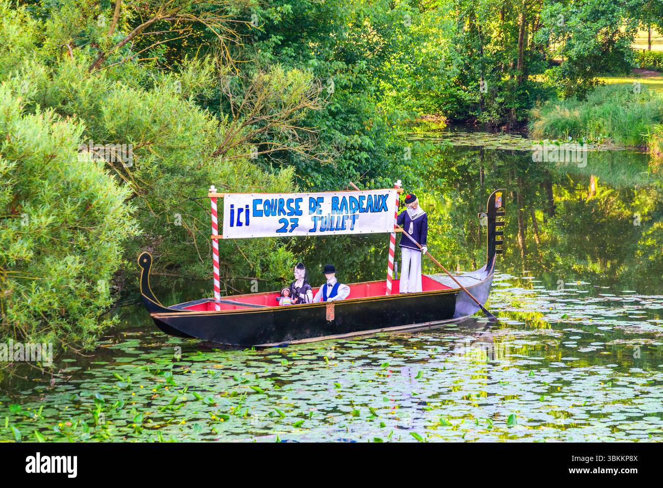 Bateau décoratif et affiche annonçant une course de radeaux ou de radeaux sur la rivière locale - Bossay-sur-Claise, Indre-et-Loire (37), France ; Banque D'Images