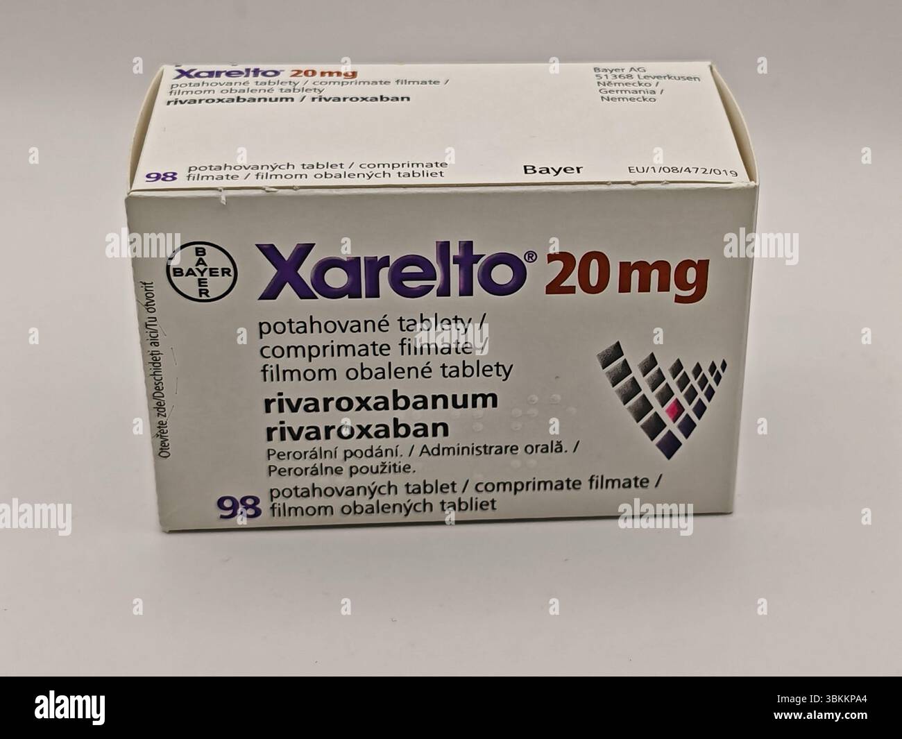 Prague, République tchèque - 8 avril 2025 : comprimés de Bayer Xarelto contenant un anticoagulant rivaroxaban pour la prévention de la thrombose et la réduction du risque d'accident vasculaire cérébral. Banque D'Images