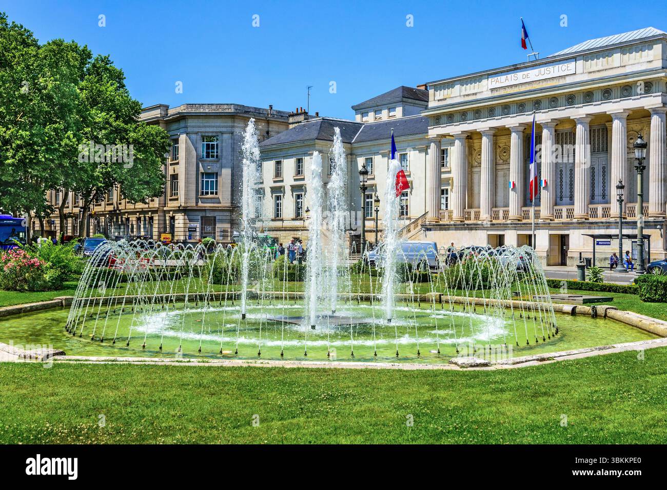 Fontaines d'eau dans les jardins de la place Jean Jaurès devant le palais de justice - Tours, Indre-et-Loire (37), France. Banque D'Images
