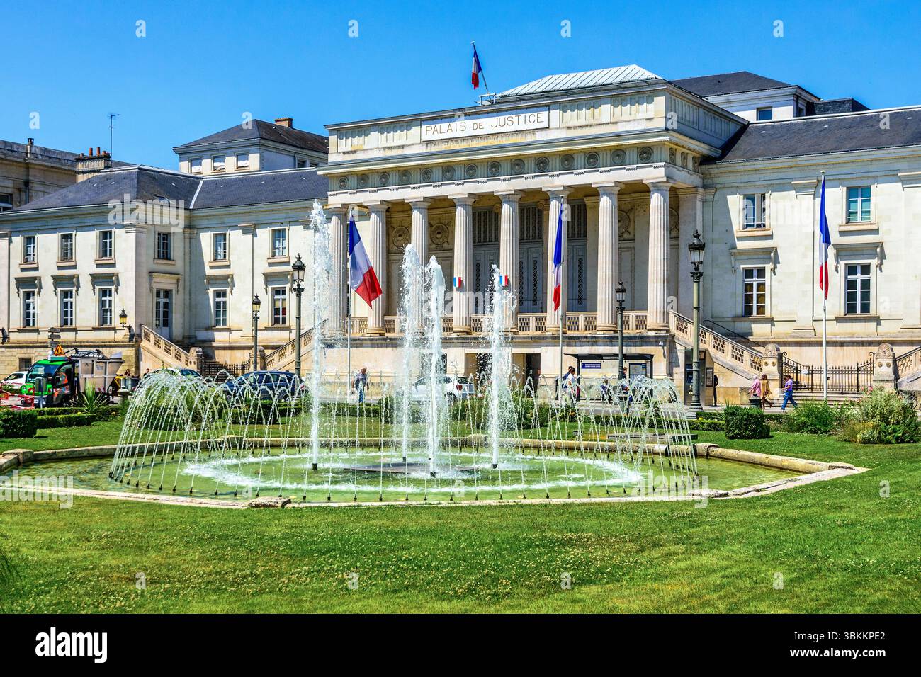 Fontaines d'eau dans les jardins de la place Jean Jaurès devant le palais de justice - Tours, Indre-et-Loire (37), France. Banque D'Images