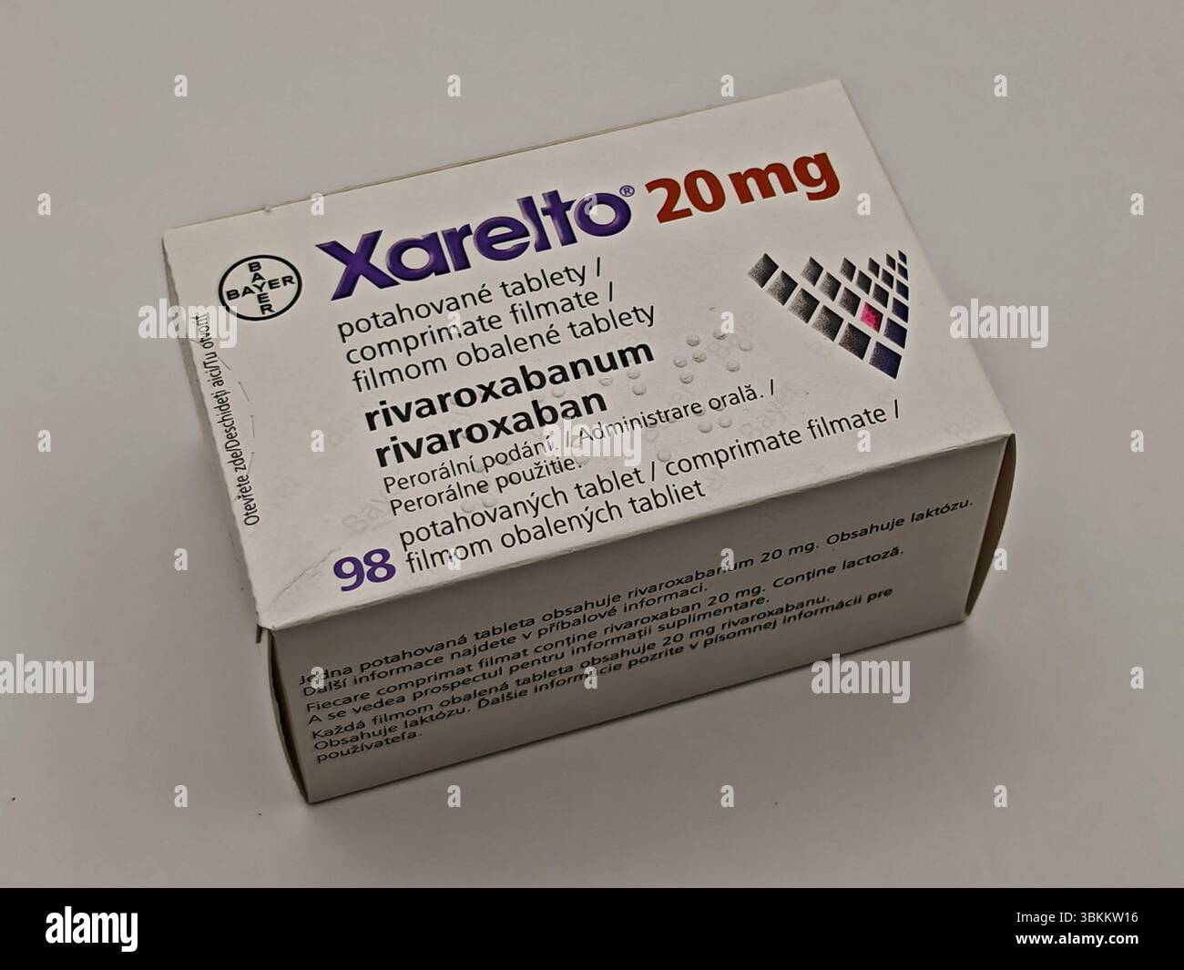 Prague, République tchèque - 8 avril 2025 : comprimés de Bayer Xarelto contenant un anticoagulant rivaroxaban pour la prévention de la thrombose et la réduction du risque d'accident vasculaire cérébral. Banque D'Images
