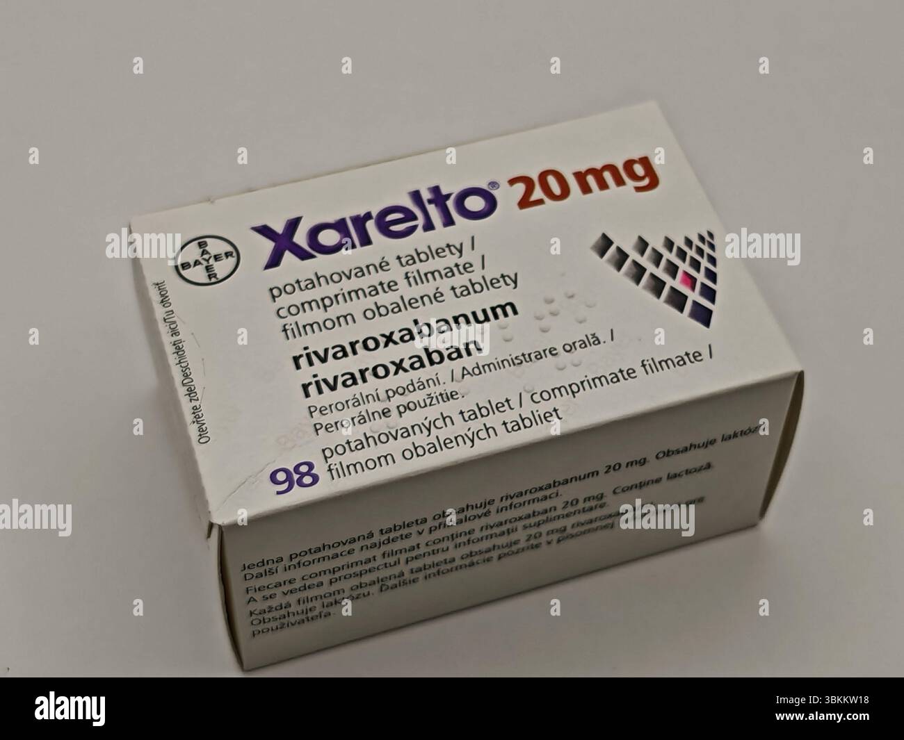 Prague, République tchèque - 8 avril 2025 : comprimés de Bayer Xarelto contenant un anticoagulant rivaroxaban pour la prévention de la thrombose et la réduction du risque d'accident vasculaire cérébral. Banque D'Images