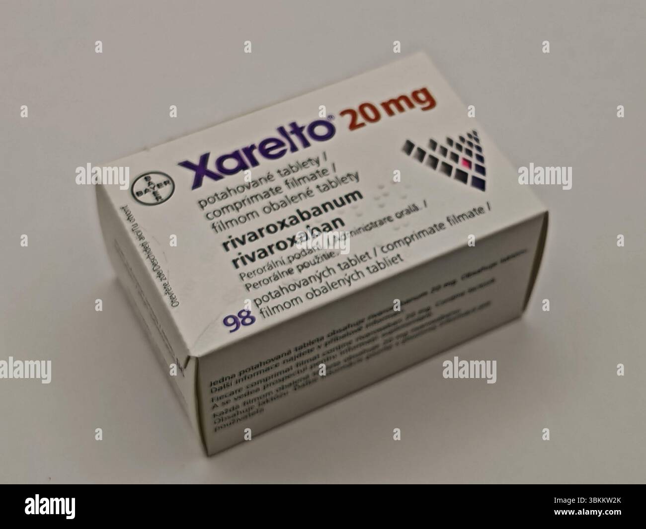 Prague, République tchèque - 8 avril 2025 : comprimés de Bayer Xarelto contenant un anticoagulant rivaroxaban pour la prévention de la thrombose et la réduction du risque d'accident vasculaire cérébral. Banque D'Images