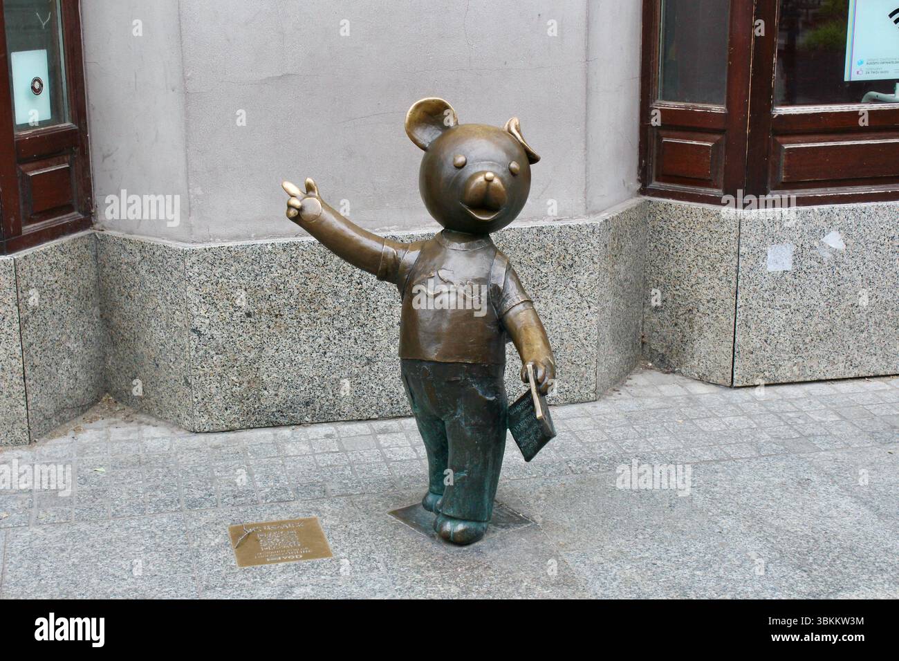 lodz pologne - statue d'ours en peluche en bronze avec carte et sac à dos Banque D'Images