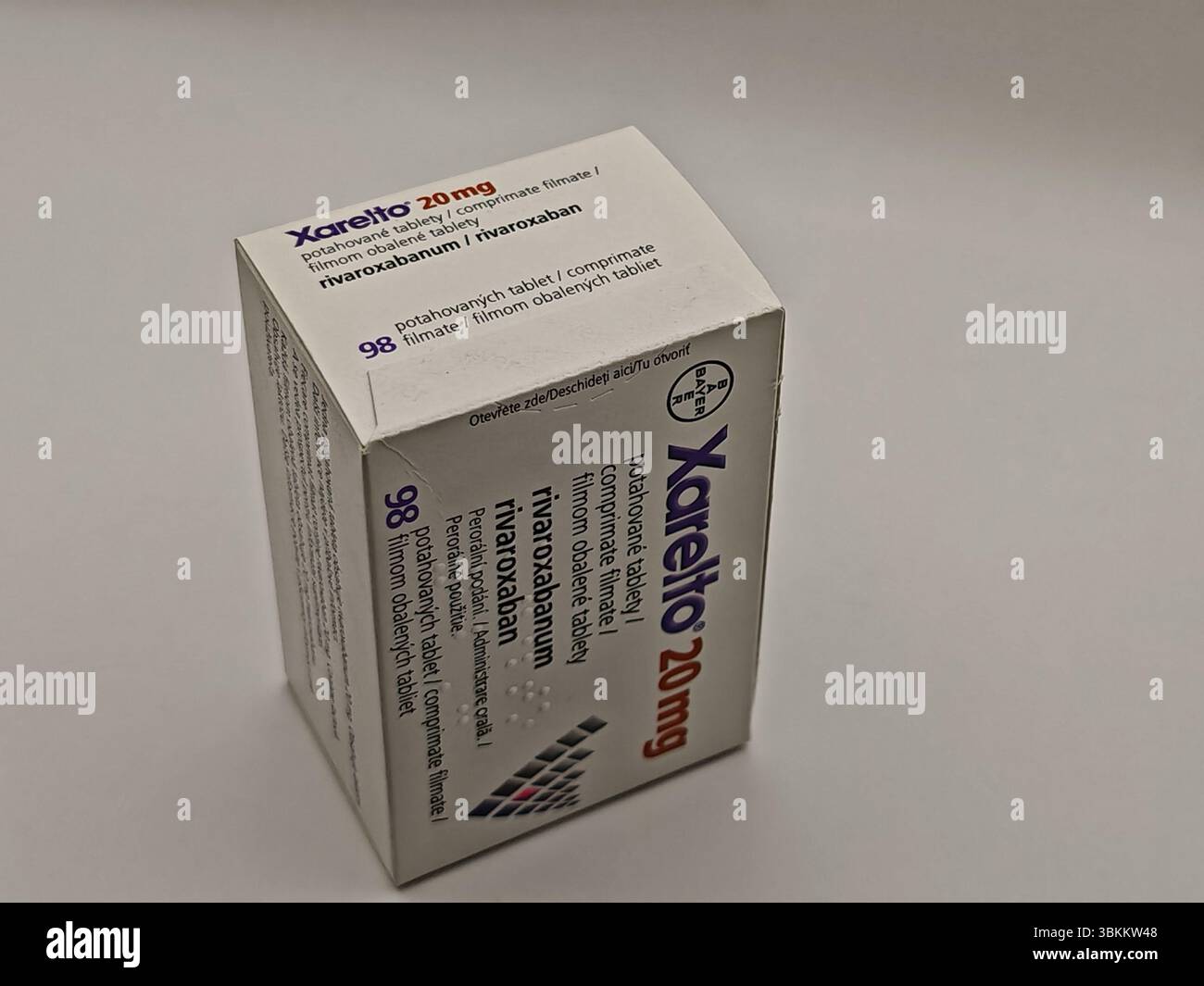 Prague, République tchèque - 8 avril 2025 : comprimés de Bayer Xarelto contenant un anticoagulant rivaroxaban pour la prévention de la thrombose et la réduction du risque d'accident vasculaire cérébral. Banque D'Images