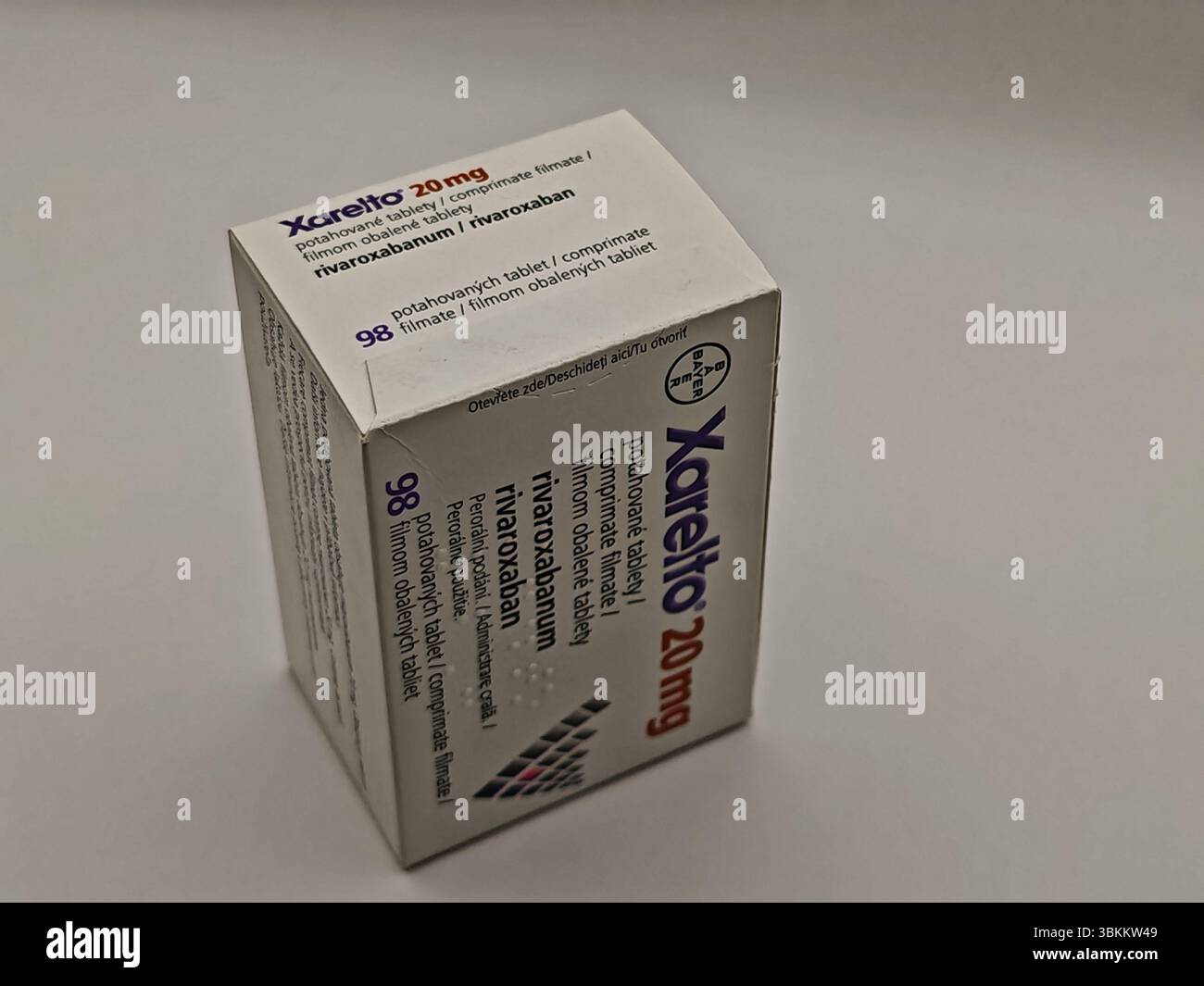 Prague, République tchèque - 8 avril 2025 : comprimés de Bayer Xarelto contenant un anticoagulant rivaroxaban pour la prévention de la thrombose et la réduction du risque d'accident vasculaire cérébral. Banque D'Images