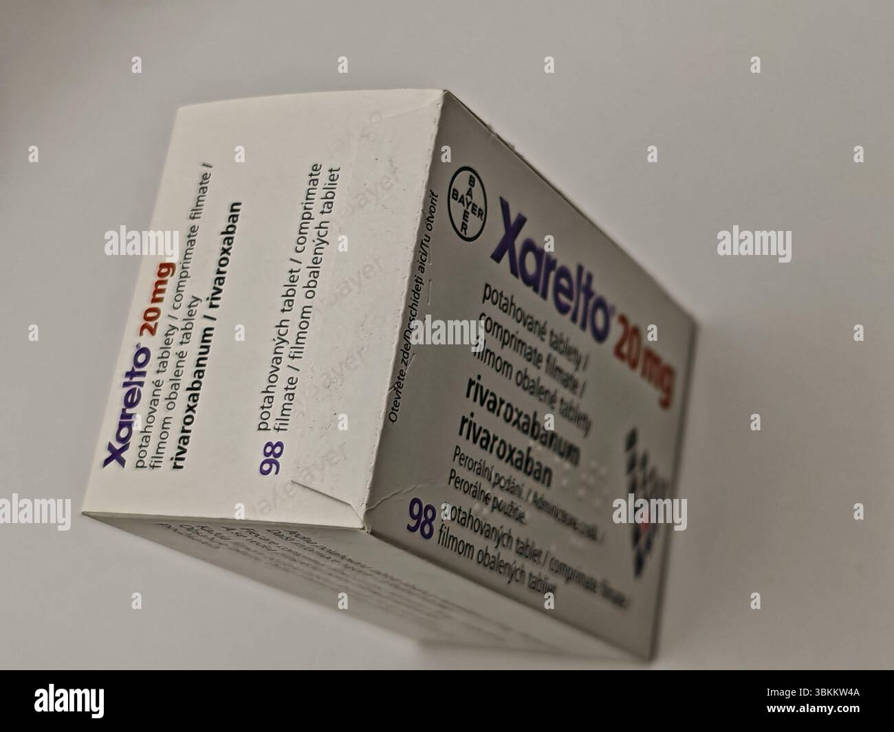 Prague, République tchèque - 8 avril 2025 : comprimés de Bayer Xarelto contenant un anticoagulant rivaroxaban pour la prévention de la thrombose et la réduction du risque d'accident vasculaire cérébral. Banque D'Images