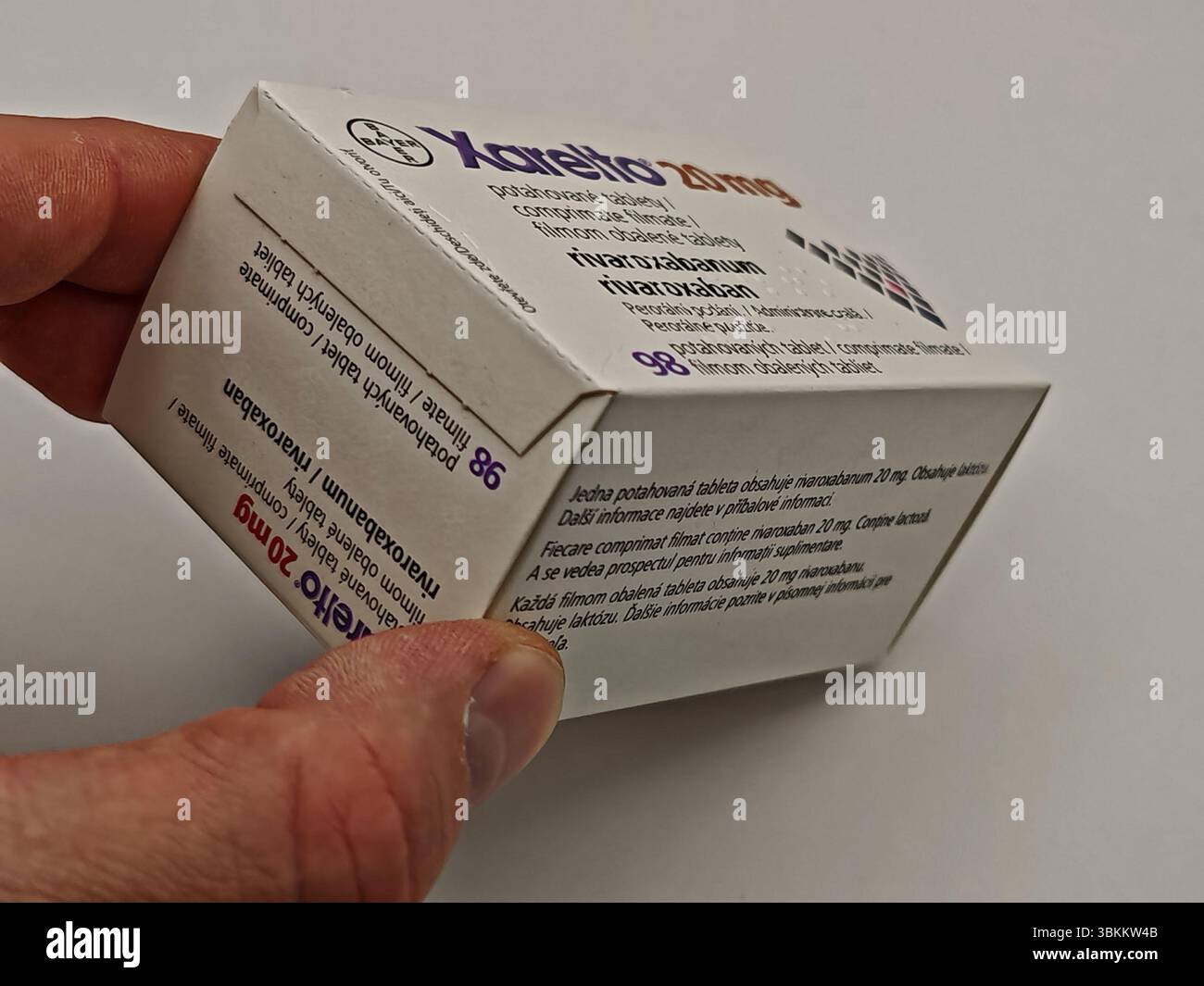 Prague, République tchèque - 8 avril 2025 : comprimés de Bayer Xarelto contenant un anticoagulant rivaroxaban pour la prévention de la thrombose et la réduction du risque d'accident vasculaire cérébral. Banque D'Images