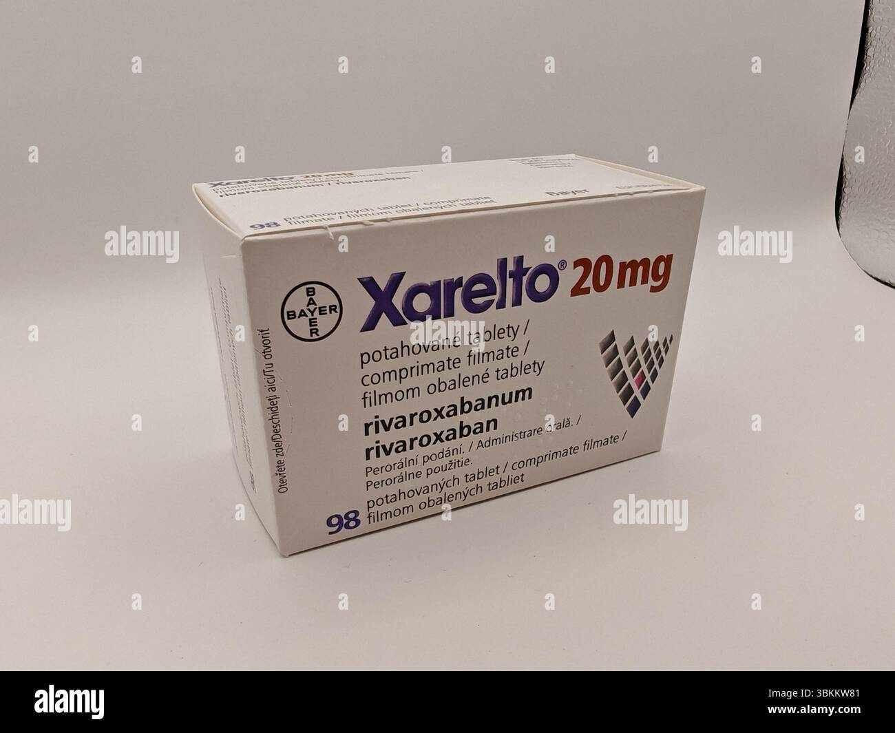 Prague, République tchèque - 8 avril 2025 : comprimés de Bayer Xarelto contenant un anticoagulant rivaroxaban pour la prévention de la thrombose et la réduction du risque d'accident vasculaire cérébral. Banque D'Images