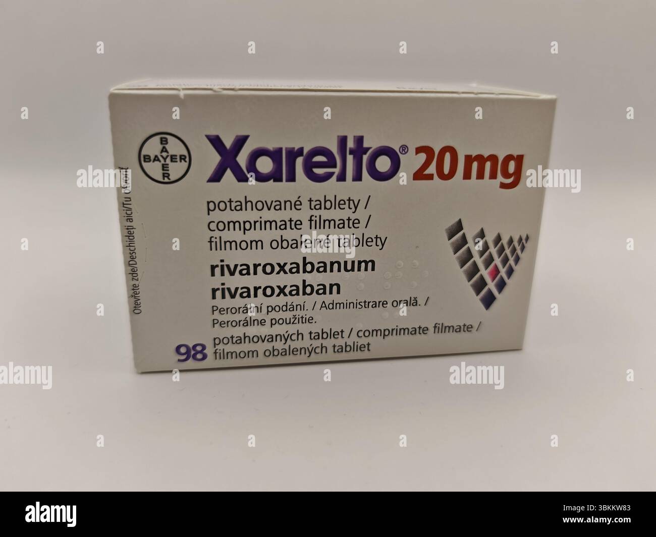 Prague, République tchèque - 8 avril 2025 : comprimés de Bayer Xarelto contenant un anticoagulant rivaroxaban pour la prévention de la thrombose et la réduction du risque d'accident vasculaire cérébral. Banque D'Images