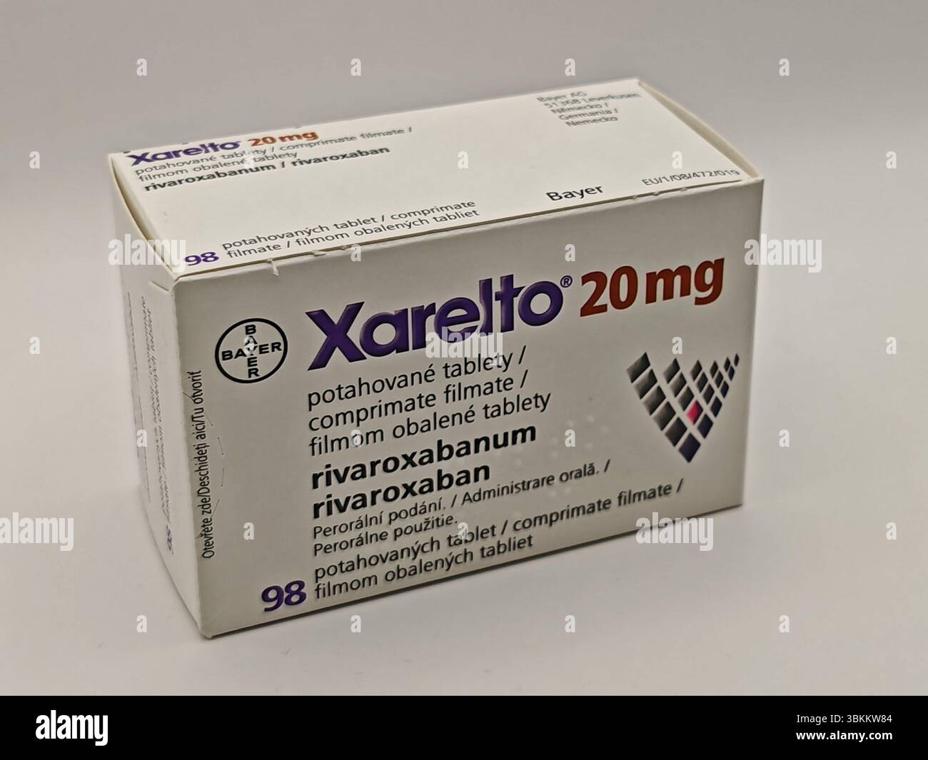 Prague, République tchèque - 8 avril 2025 : comprimés de Bayer Xarelto contenant un anticoagulant rivaroxaban pour la prévention de la thrombose et la réduction du risque d'accident vasculaire cérébral. Banque D'Images