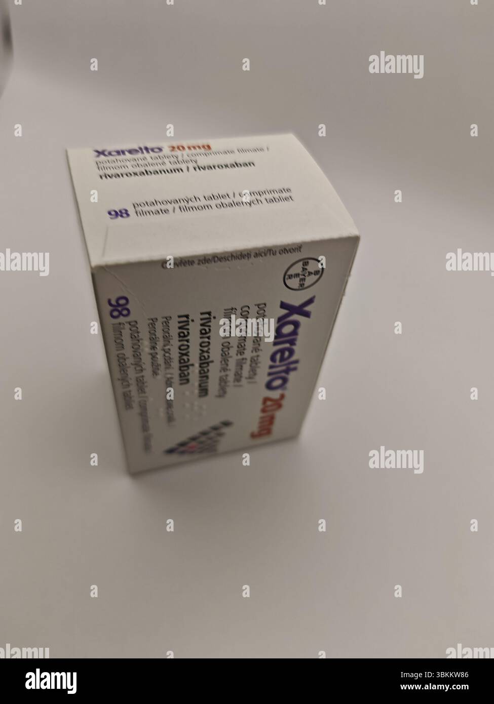 Prague, République tchèque - 8 avril 2025 : comprimés de Bayer Xarelto contenant un anticoagulant rivaroxaban pour la prévention de la thrombose et la réduction du risque d'accident vasculaire cérébral. Banque D'Images