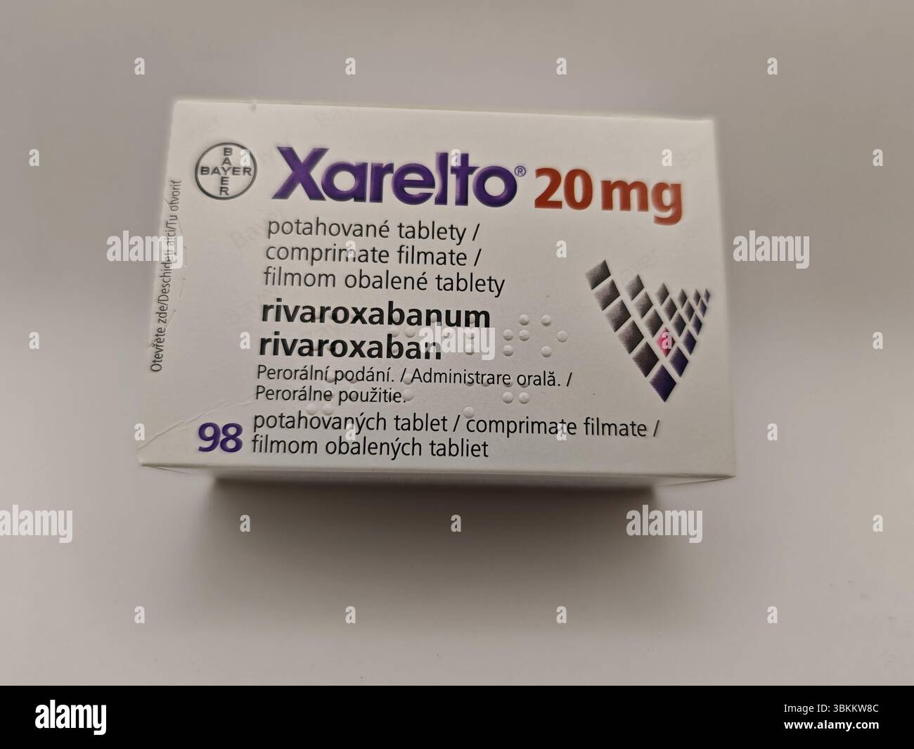 Prague, République tchèque - 8 avril 2025 : comprimés de Bayer Xarelto contenant un anticoagulant rivaroxaban pour la prévention de la thrombose et la réduction du risque d'accident vasculaire cérébral. Banque D'Images