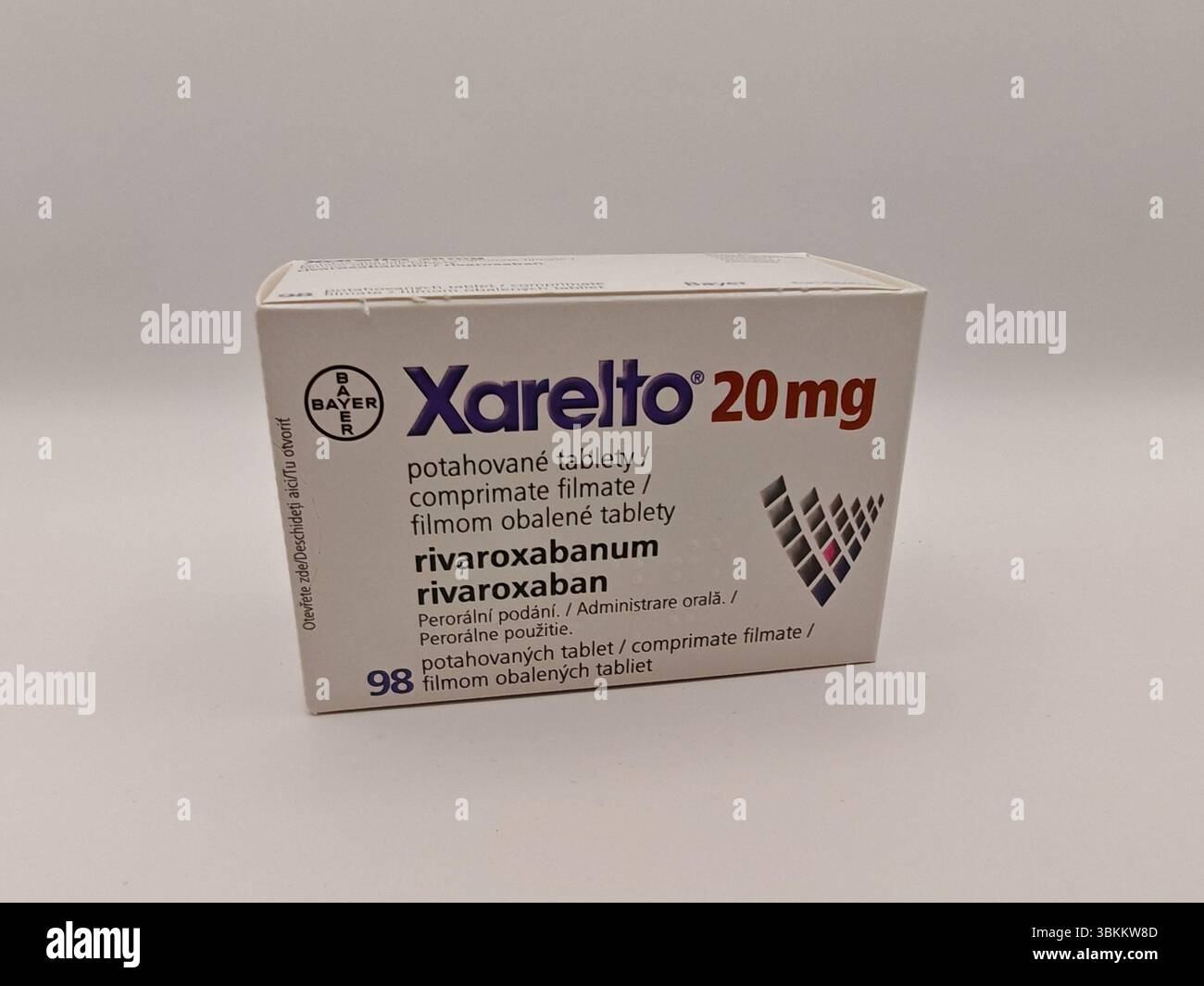 Prague, République tchèque - 8 avril 2025 : comprimés de Bayer Xarelto contenant un anticoagulant rivaroxaban pour la prévention de la thrombose et la réduction du risque d'accident vasculaire cérébral. Banque D'Images