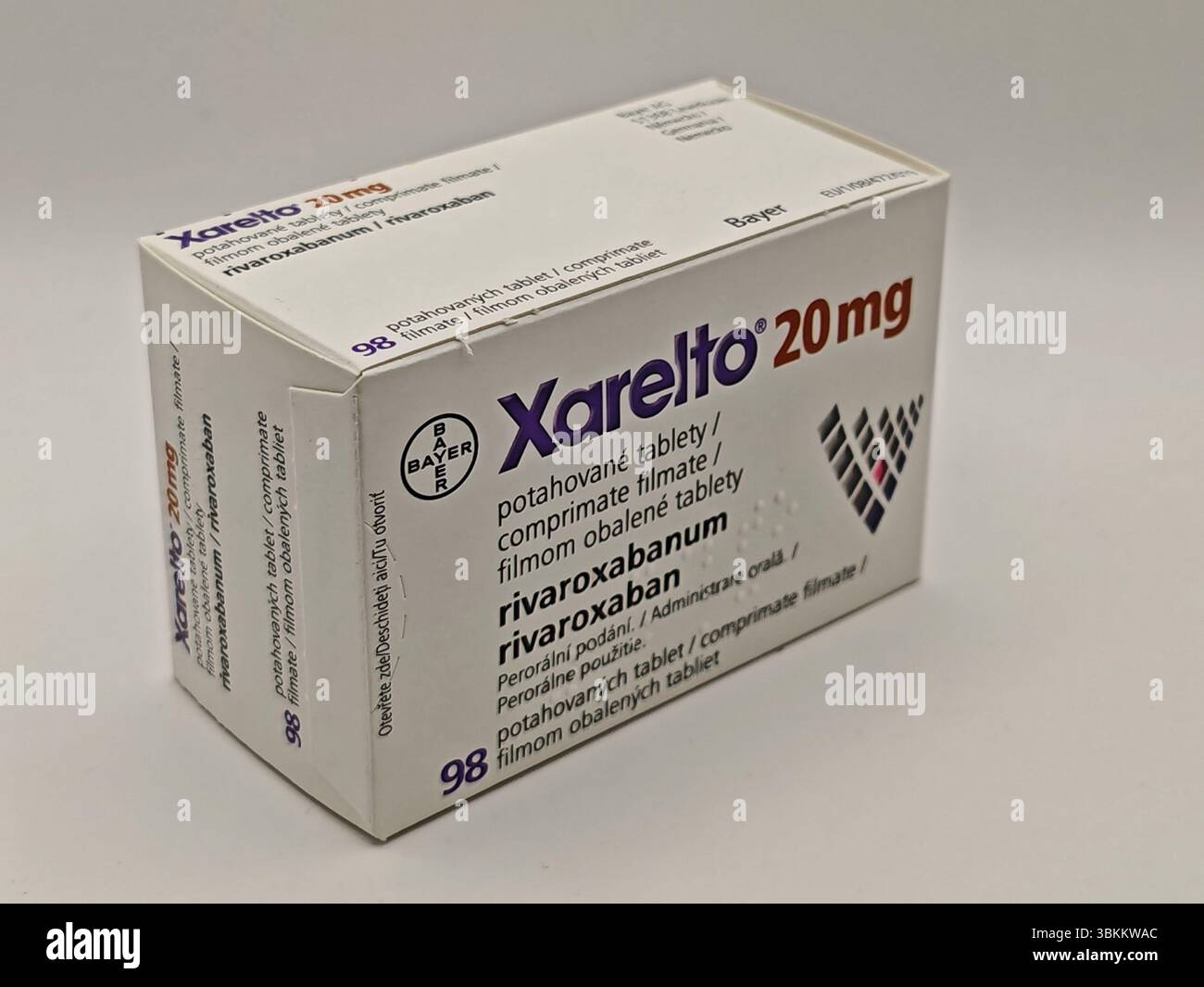 Prague, République tchèque - 8 avril 2025 : comprimés de Bayer Xarelto contenant un anticoagulant rivaroxaban pour la prévention de la thrombose et la réduction du risque d'accident vasculaire cérébral. Banque D'Images