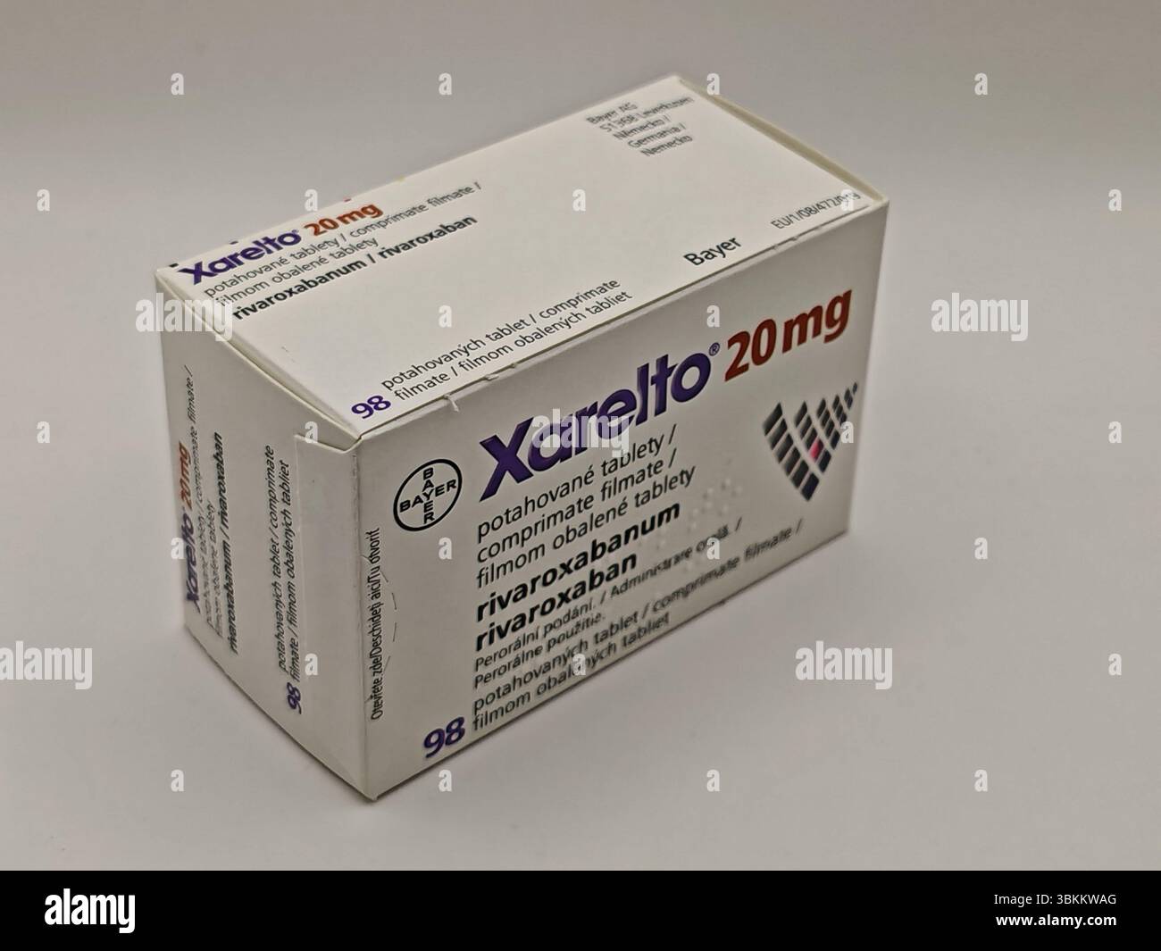 Prague, République tchèque - 8 avril 2025 : comprimés de Bayer Xarelto contenant un anticoagulant rivaroxaban pour la prévention de la thrombose et la réduction du risque d'accident vasculaire cérébral. Banque D'Images