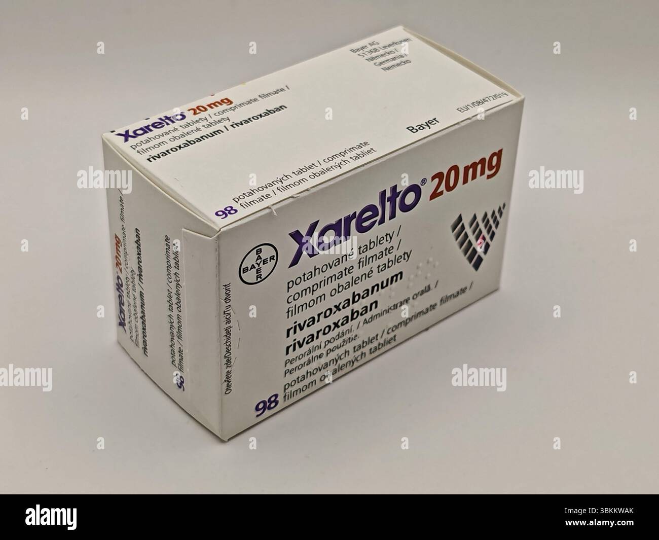 Prague, République tchèque - 8 avril 2025 : comprimés de Bayer Xarelto contenant un anticoagulant rivaroxaban pour la prévention de la thrombose et la réduction du risque d'accident vasculaire cérébral. Banque D'Images