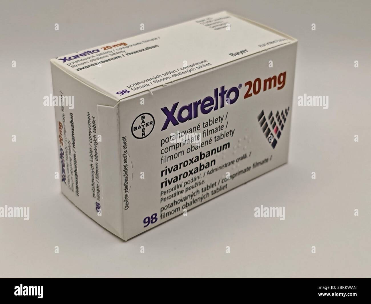 Prague, République tchèque - 8 avril 2025 : comprimés de Bayer Xarelto contenant un anticoagulant rivaroxaban pour la prévention de la thrombose et la réduction du risque d'accident vasculaire cérébral. Banque D'Images