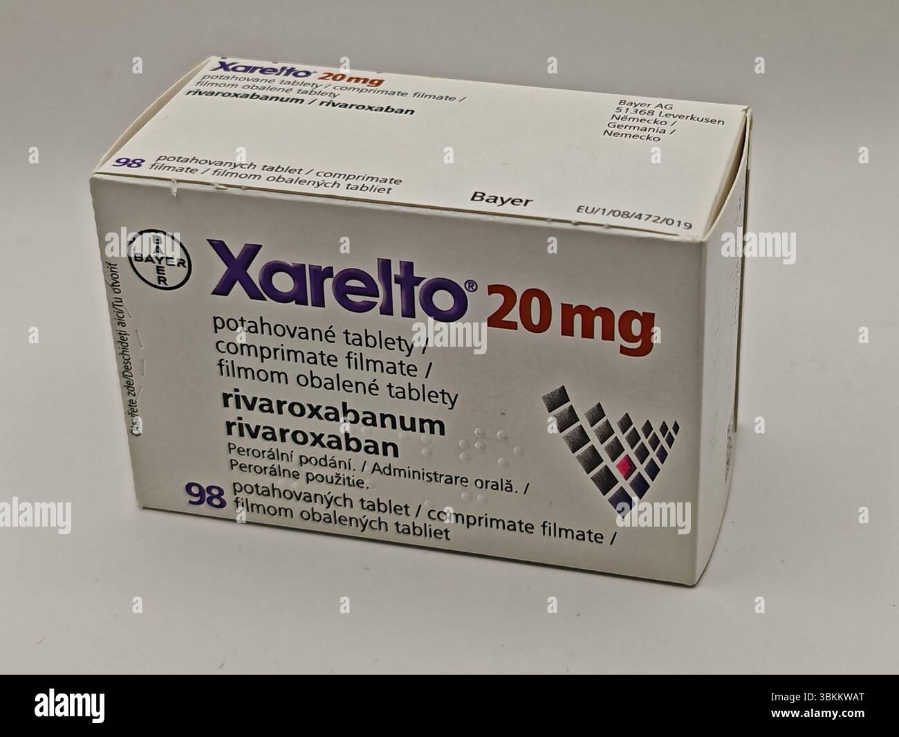 Prague, République tchèque - 8 avril 2025 : comprimés de Bayer Xarelto contenant un anticoagulant rivaroxaban pour la prévention de la thrombose et la réduction du risque d'accident vasculaire cérébral. Banque D'Images