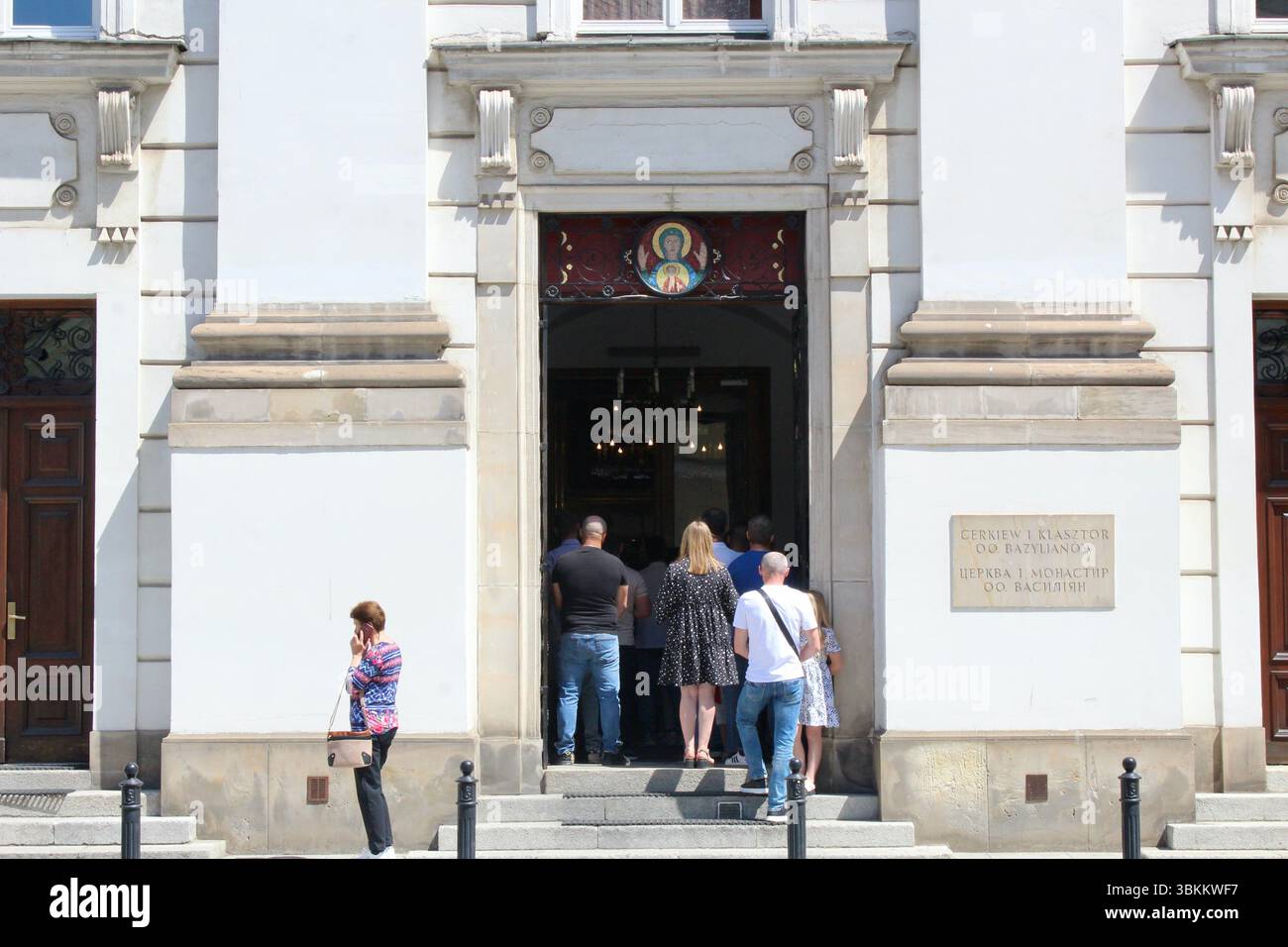Le débordement de fidèles devant l'église orthodoxe de la rue Miodowa à varsovie en pologne Banque D'Images