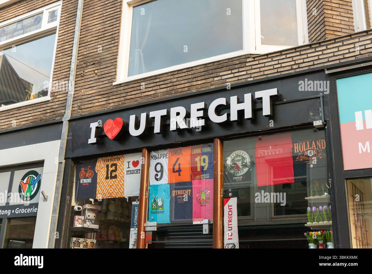 Une vitrine animée « I Love Utrecht » aux pays-Bas, mettant en valeur la fierté locale avec un symbole de cœur et divers articles sur le thème d'Utrecht dans la vitrine Banque D'Images