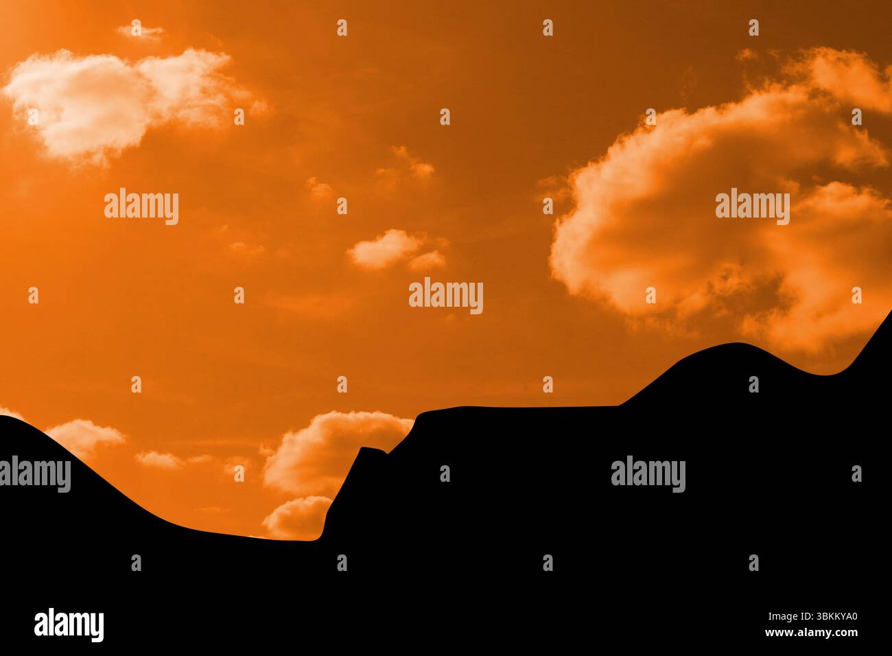 La silhouette de dune se forme dans un design plat contre un ciel dégradé orange éclatant avec des nuages moelleux Banque D'Images