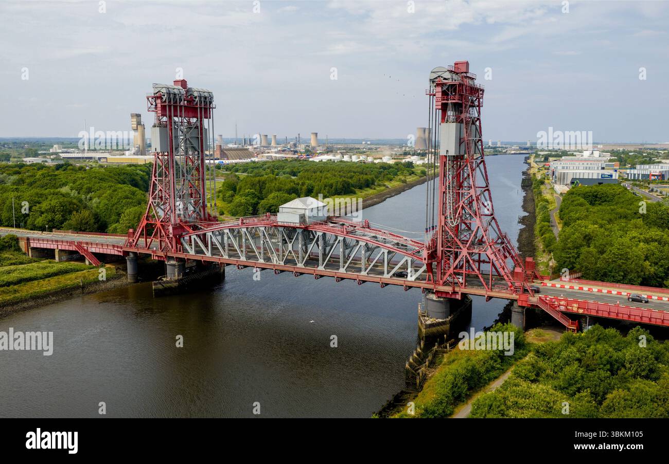Le pont Tees Newport enjambe la rivière Tees entre Middlesbrough et Stockton-on-Tees, un monument industriel historique du nord-est de l'Angleterre. Banque D'Images