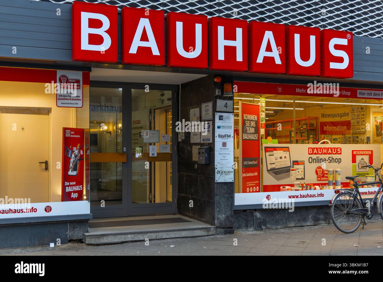 Vue sur la rue d'un magasin BAUHAUS en Allemagne, avec l'entrée, la signalisation et un vélo garé devant le magasin. Berlin, Allemagne. 29 mars 2025. Banque D'Images