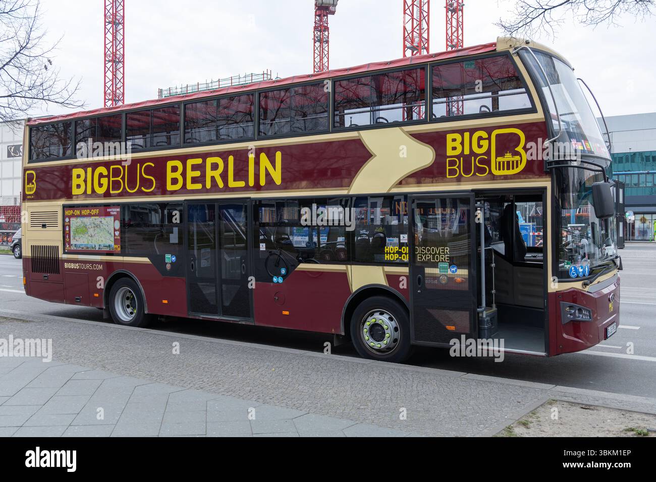 Bus à impériale Big bus Berlin marron et beige garé dans une rue de la ville, prêt pour le tourisme. Concept de circuit à arrêts multiples. Berlin, Allemagne. 29 mars Banque D'Images
