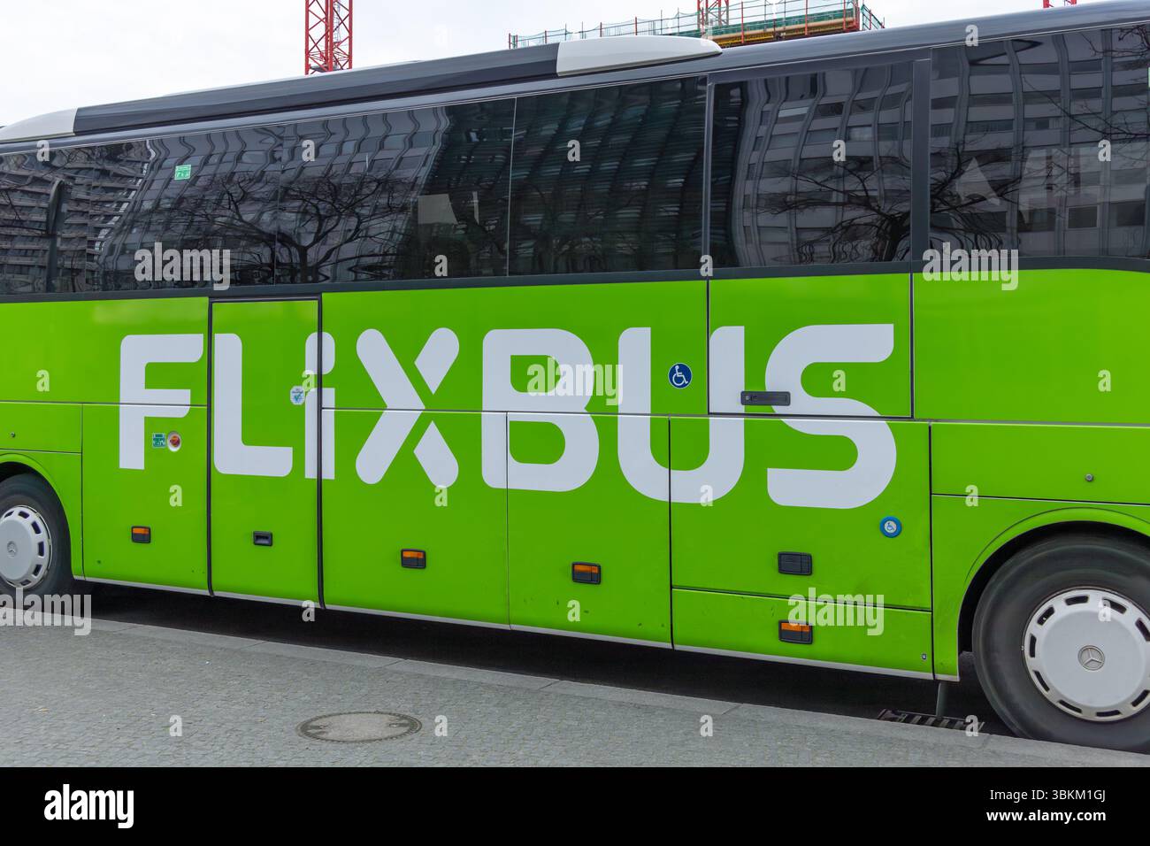 Autocar vert FlixBus avec lettrage blanc sur le côté, garé dans une rue de la ville. Concept de transport et de voyage. Berlin, Allemagne. 29 mars 2025. Banque D'Images