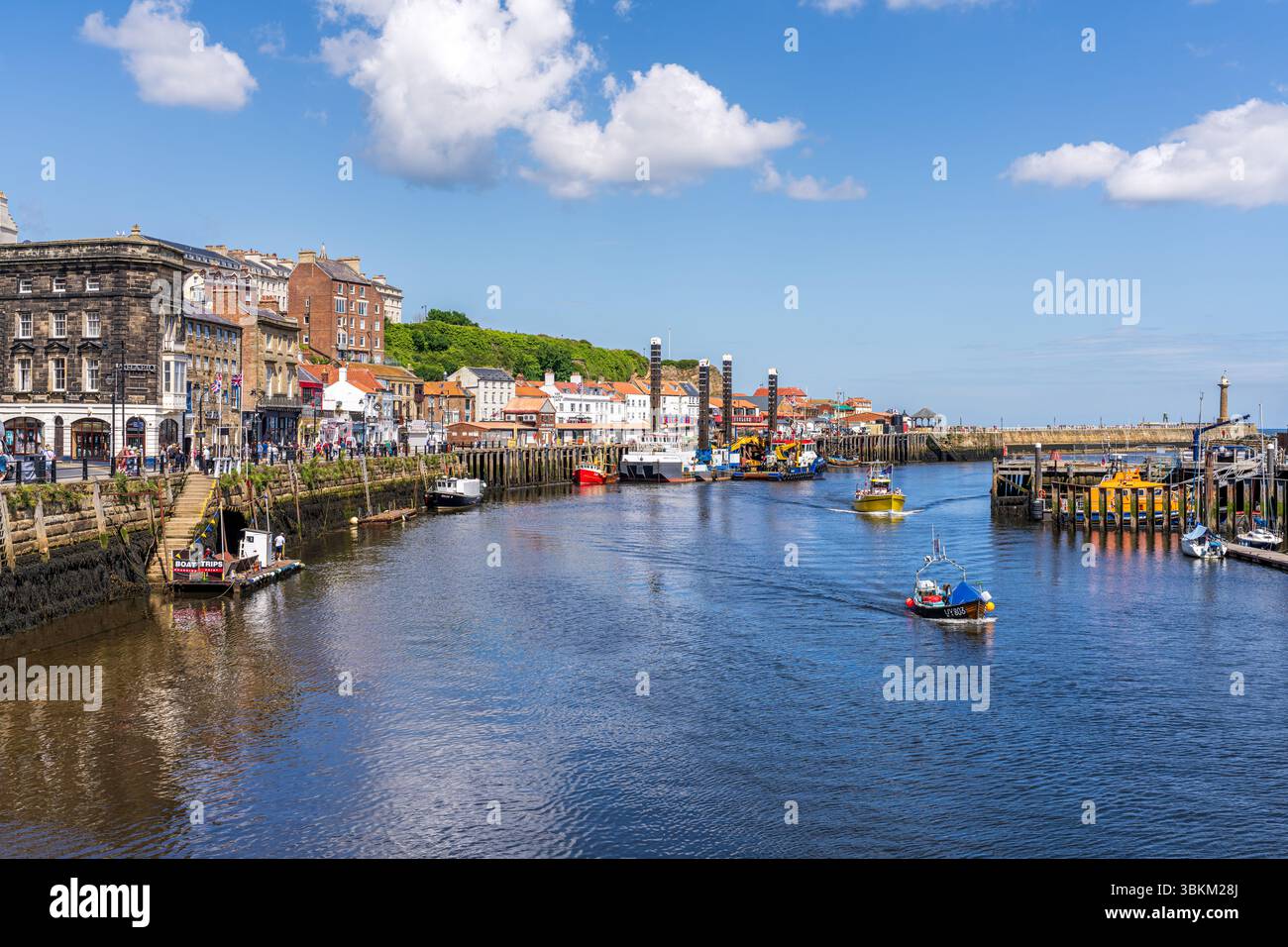 Whitby, North Yorkshire, Angleterre, Royaume-Uni - 21 juin 2023 : vue depuis Whitby Bridge sur la rivière Esk vers l'embarcadère Banque D'Images